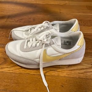 Nike Women’s Sneaker US 7.5, great condition. White/grey, lemon yellow accent.